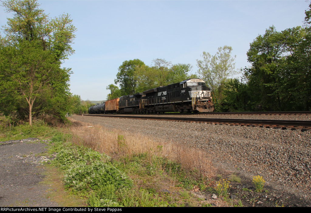 NS 3660 and 4318 take train 6K4 through Cove PA